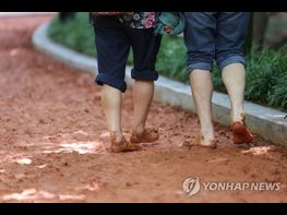 맨발 걷기운동을 시작하다 기사 이미지