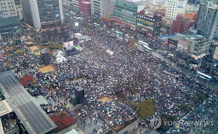 윤석열 대통령 탄핵 반대 집회, 전국에서 수십만 참여 기사 이미지