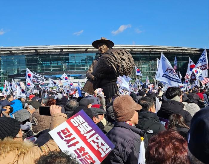 동대구역에서 울려 퍼진 "계엄 합법" 외침 기사 이미지