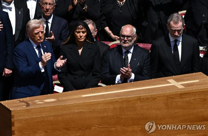장례미사에 참석한 트럼프 대통령 부부