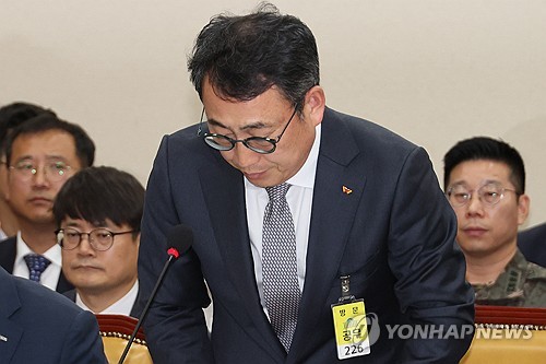 국회 과방위에서 사과하고 있는 유영상 SK텔레콤 대표이사