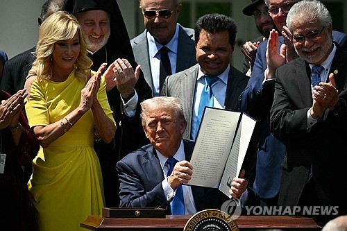트럼프, ‘종교 자유 위원회’ 신설 행정명령 서명 기사 이미지