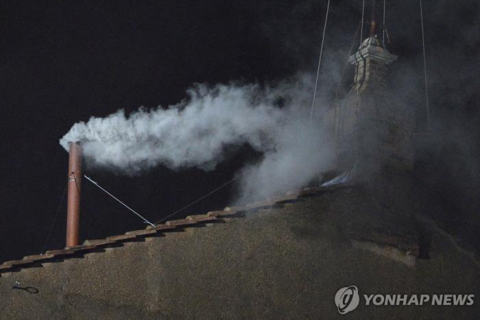 2013년 새 교황 선출 알리는 흰 연기