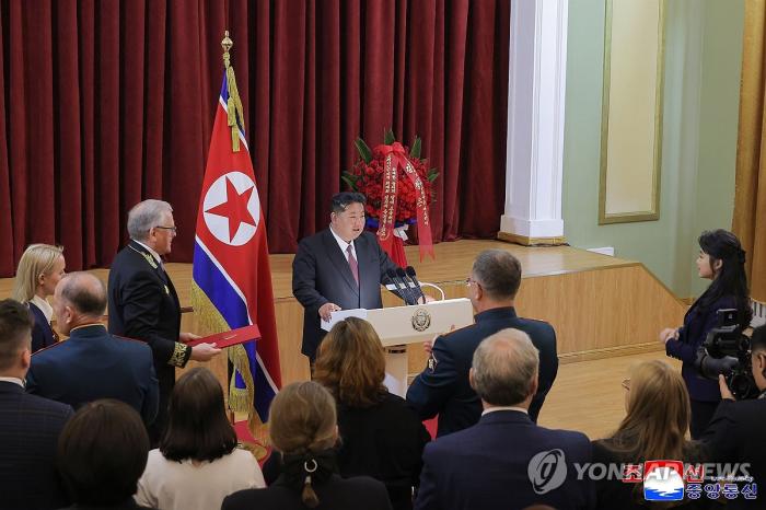 [한반도 르포] 러시아에 굽신대는 북한 김정은 기사 이미지