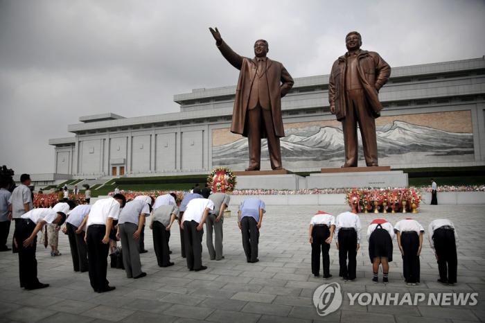북한의 김일성김정일 부자 동상