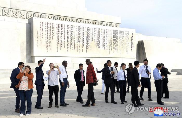 주체사상 연구단체의 평양 방문 사진 인터넷 캡쳐