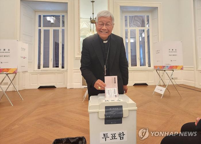 [기자생각] 유흥식 추기경의 미소가 불편한 것은 기사 이미지