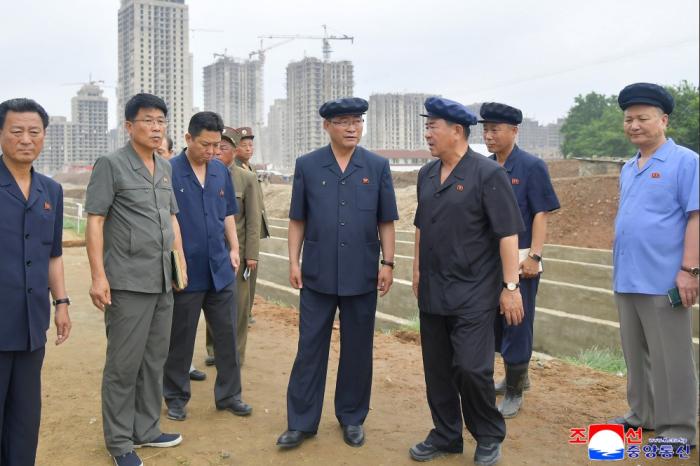 [북한 돋보기] 명목뿐인 ‘현지지도’..기만적인 경제현장 방문 쇼 기사 이미지