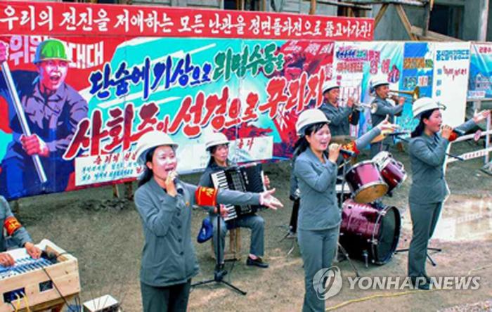 [기자생각] "북소리로 굶주림을 감추는가" 기사 이미지