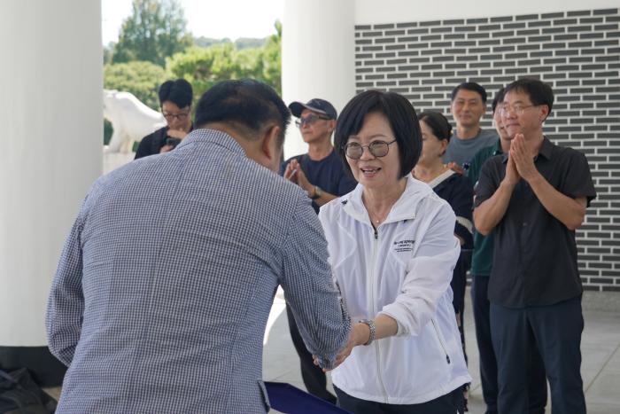 자유총연맹 김승기 지회장에게 감사장을 전달하고 있는 박미옥 대표 유족회 제공