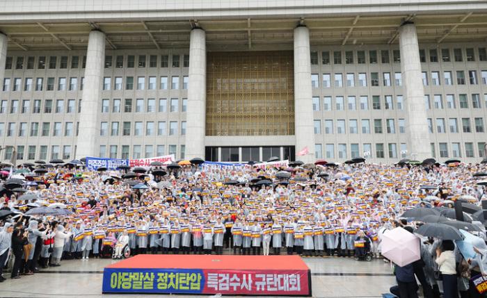 귝회 본관앞에서 규탄대회를열고 있는 국민의 힘