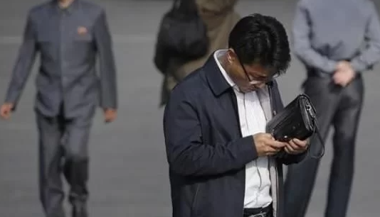 휴대폰을 사용하고 있는 북한주민 인터넷 캡쳐