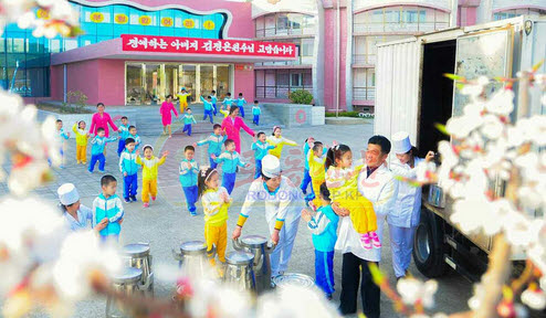 [북한 돋보기] ‘사랑의 젖줄기’ 선전의 이면 기사 이미지