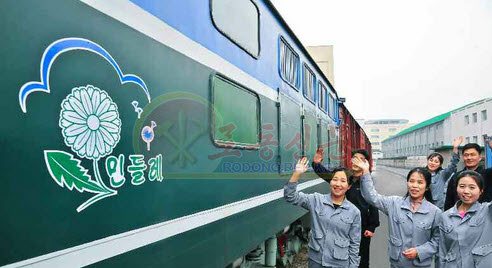 [북한 돋보기] ‘어머니당’의 수송차, 선전의 연극이 된 빈 차들 기사 이미지