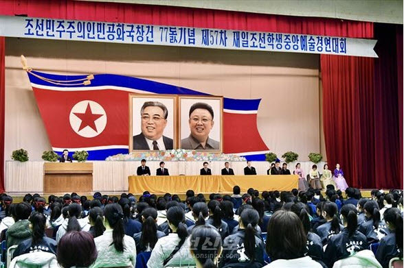 [기자생각] 조선신보의 ‘예술경연대회’ 선전 기사 이미지