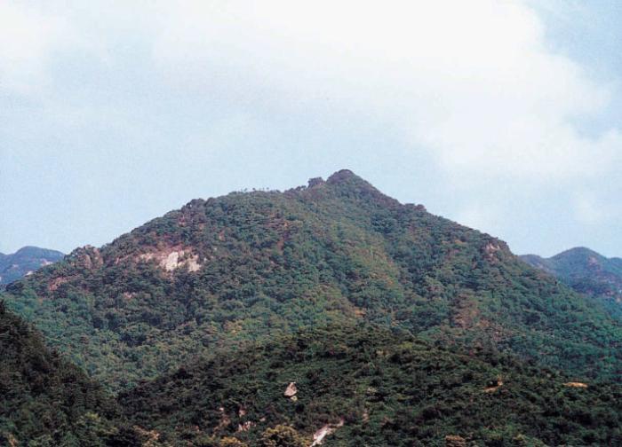 [북한 돋보기] 구월산 ‘사황봉 휴식터’ 미화 뒤에 가려진 현실 기사 이미지