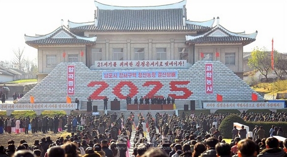 [북한 돋보기] ‘풍년의 기쁨’이라는 연출 기사 이미지