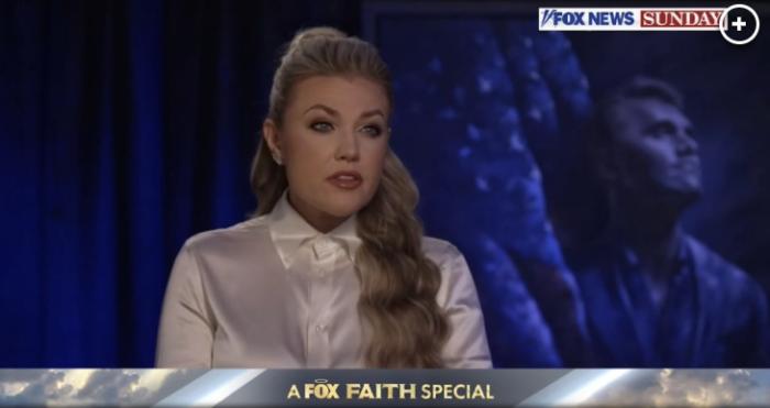 인터뷰 하고 있는 에리카 커크