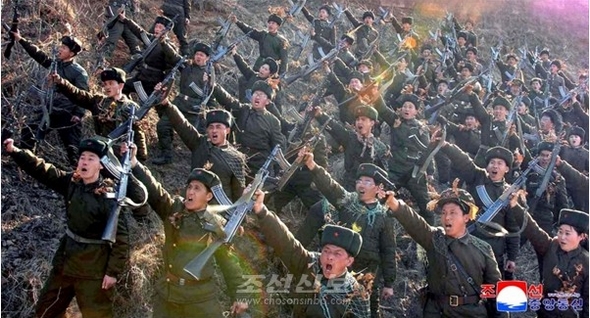 [북한의 오늘] “한손에는 총, 다른 한손에는 마치” 기사 이미지