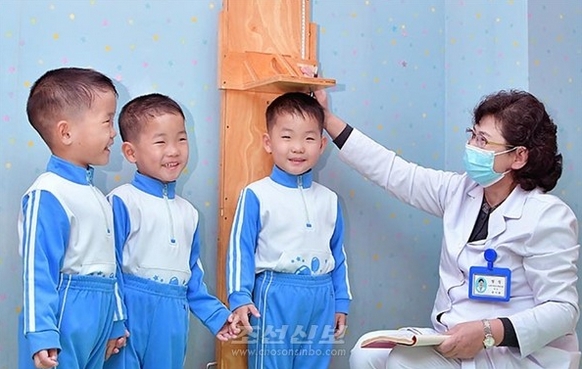 [북한의 오늘] “전국 세쌍둥이 건강을 손금보듯이”