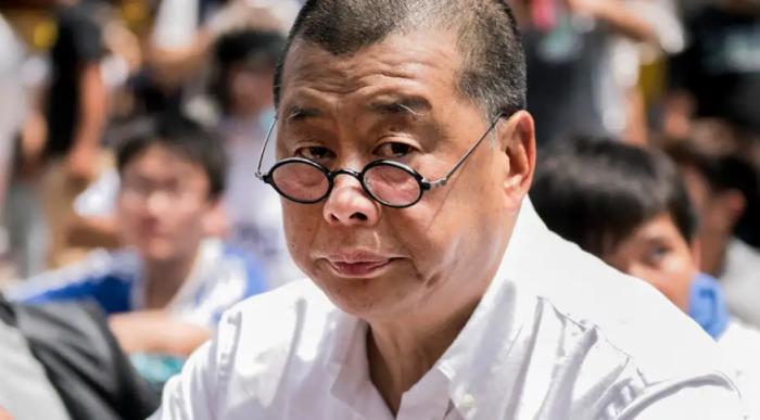 감옥안의 언론인에게 간 자유의 상징