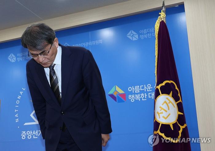 [사설] 바지 사장 사퇴로 어림없어.. ‘가족회사 선관위’ 지목