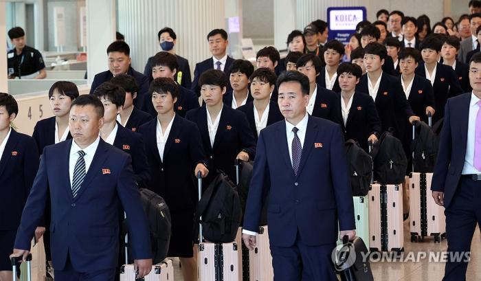 AFC 여자 챔피언스리그 4강전 위해 입국하는 내고향축구단