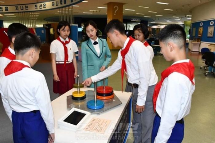 [북한의 오늘] 평양 과학기술전당의 ‘학습 열기’