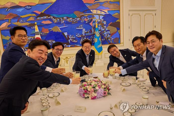 [사설] 지금 건배나 하고 있을 때인가