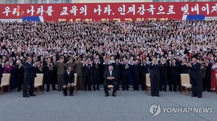 [북한의 오늘] 교원대회 참가자들과 기념사진