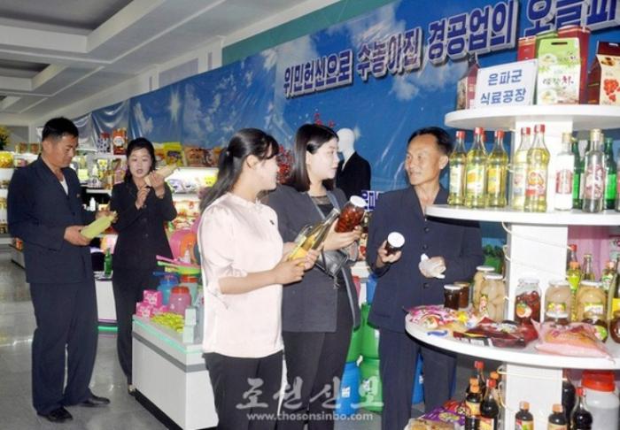 [북한의 오늘] 北, ‘피복 12배·일용품 6배’ 자랑