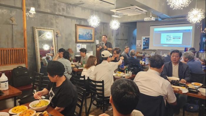 종로3가 세운상가 인근 식당에서 열린 남북 혁명가의 대화 작은 출판기념회 현장