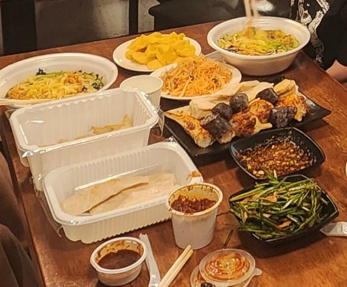 탈북여성이 직접 마련한 북한식 순대인조고기두부밥옥수수 국수 등 북한 음식