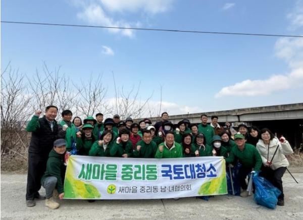 이천시 새마을중리동남녀협의회, 국토대청소 활동 전개 기사 이미지