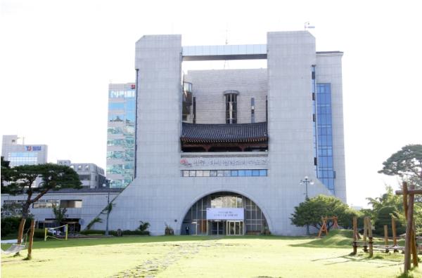 전주, ‘스쳐가는 곳’에서 ‘머무는 곳’으로! 전주 찾은 외국인 중 74% 숙박관광 즐겼다!