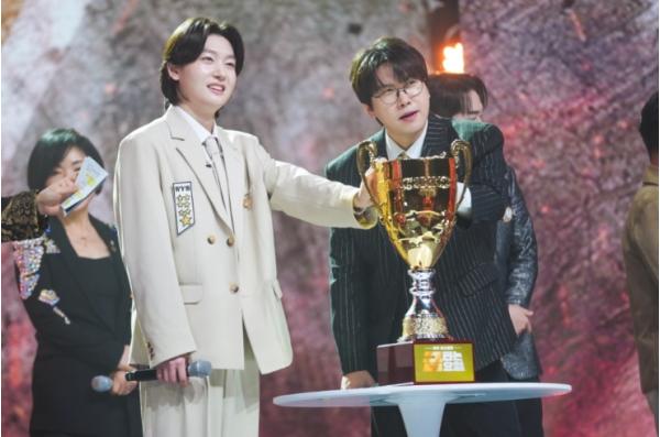 TV CHOSUN '금타는 금요일' '리허설 100점' 김용빈 vs '금 넥타이' 춘길, 3개월 레이스 끝! 골든컵 트로피 주인 드디어 확정