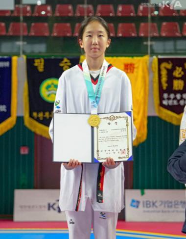 고성여중 허연우, 전국종별태권도대회 정상 등극 기사 이미지