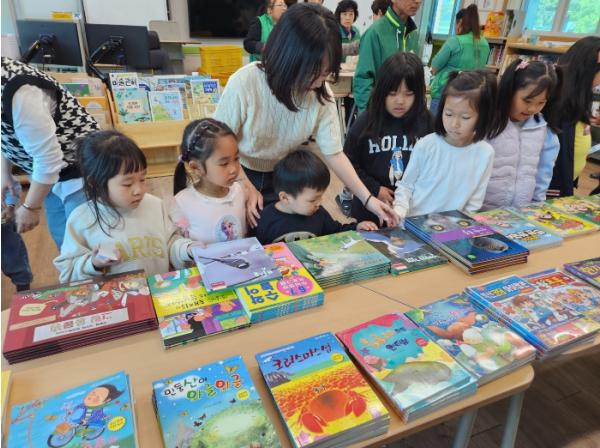 영동군, 작은도서관 도서구입비 지원사업 공모…“독서문화 기반 강화” 기사 이미지