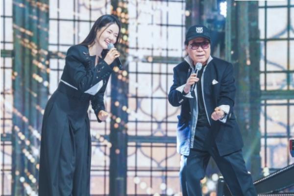 TV CHOSUN '금타는 금요일' 쎄시봉 고별 방송…조영남, 은퇴 무대서 돌발 퍼포먼스 '눈길'