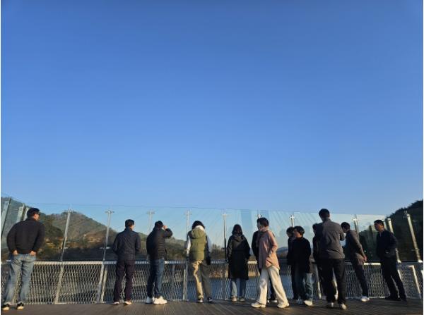 청풍호 바람달정원 관람하는 관광객들