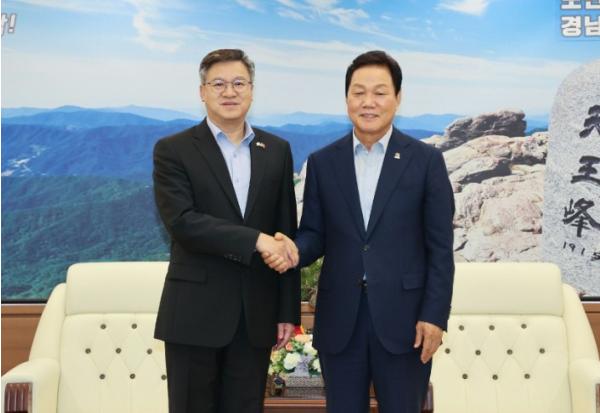 “중국은 중요한 협력 파트너... 상생협력 확대 기대” 박완수 경남도지사, 천르뱌오 주부산중국총영사 접견