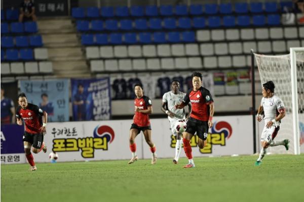 김해FC2008, 충북청주FC와 1대1 무승부,우제욱의 환상적인 '백헤더' 극적 동점골로 안방 첫 승점 수확